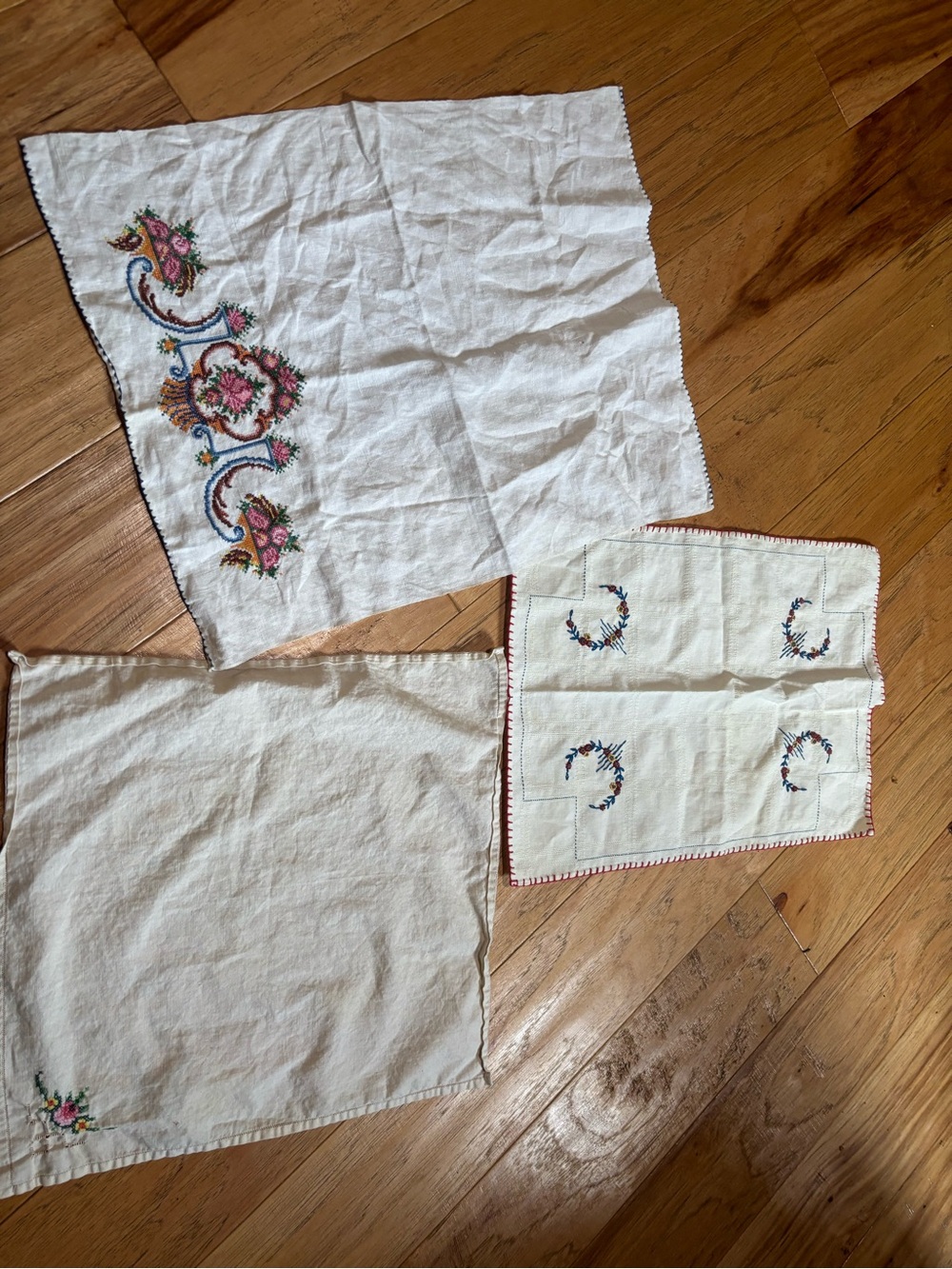 Vintage Embroidered White Linen hankie kerchief set of 3 dainty pretty